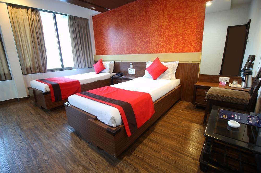 Oyo Premium Law Garden C G Road Hotel Ahmadábád Kültér fotó