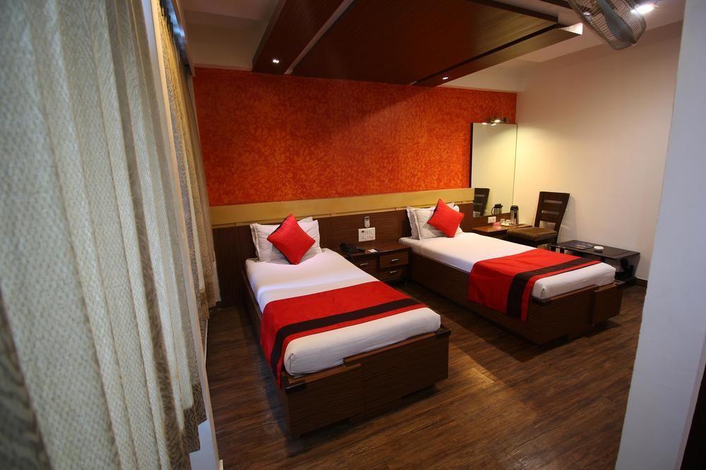 Oyo Premium Law Garden C G Road Hotel Ahmadábád Kültér fotó